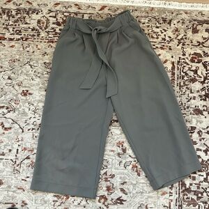 Lululemon Noir Crop athleisure dress pant 6 EUC sage green